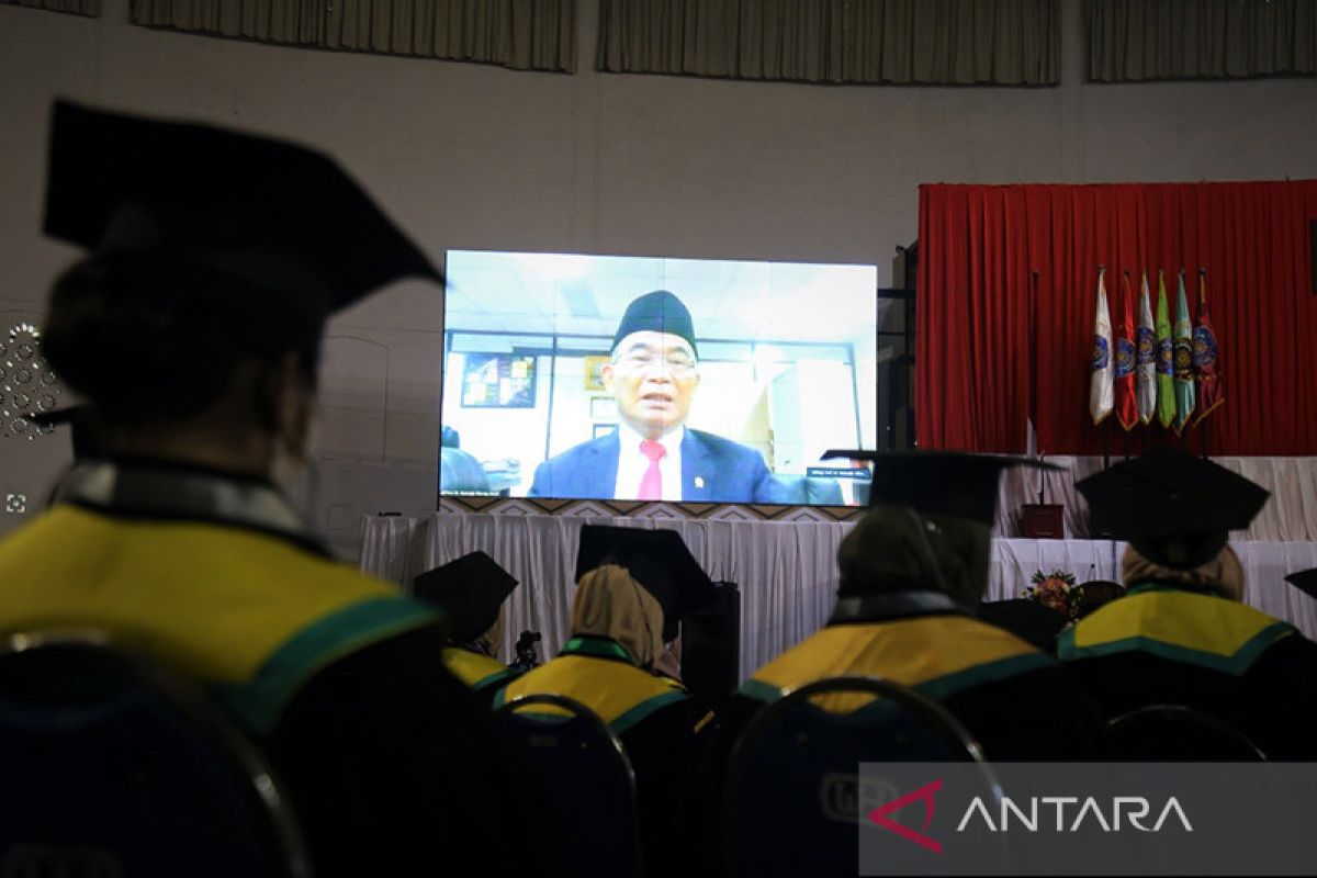 Menko PMK dorong wisudawan UMM taklukkan era perangkat lunak  2.0