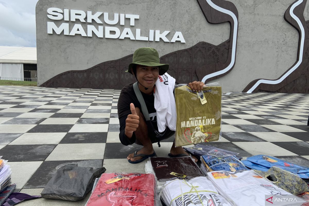 Kaos "Welcome to Mandalika" laris di tengah gelaran MotoGP