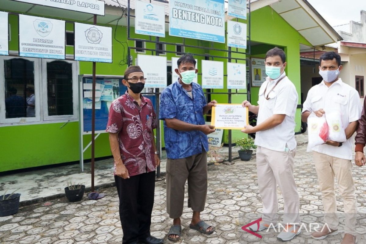 PT Timah serahkan jaring udang bantu nelayan Bangka Barat