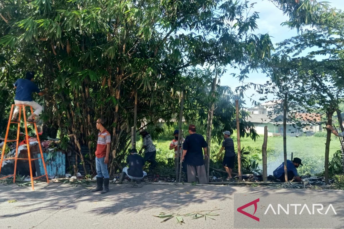 Warga Sukamulya Tangerang giat Minggu bersihkan sampah.