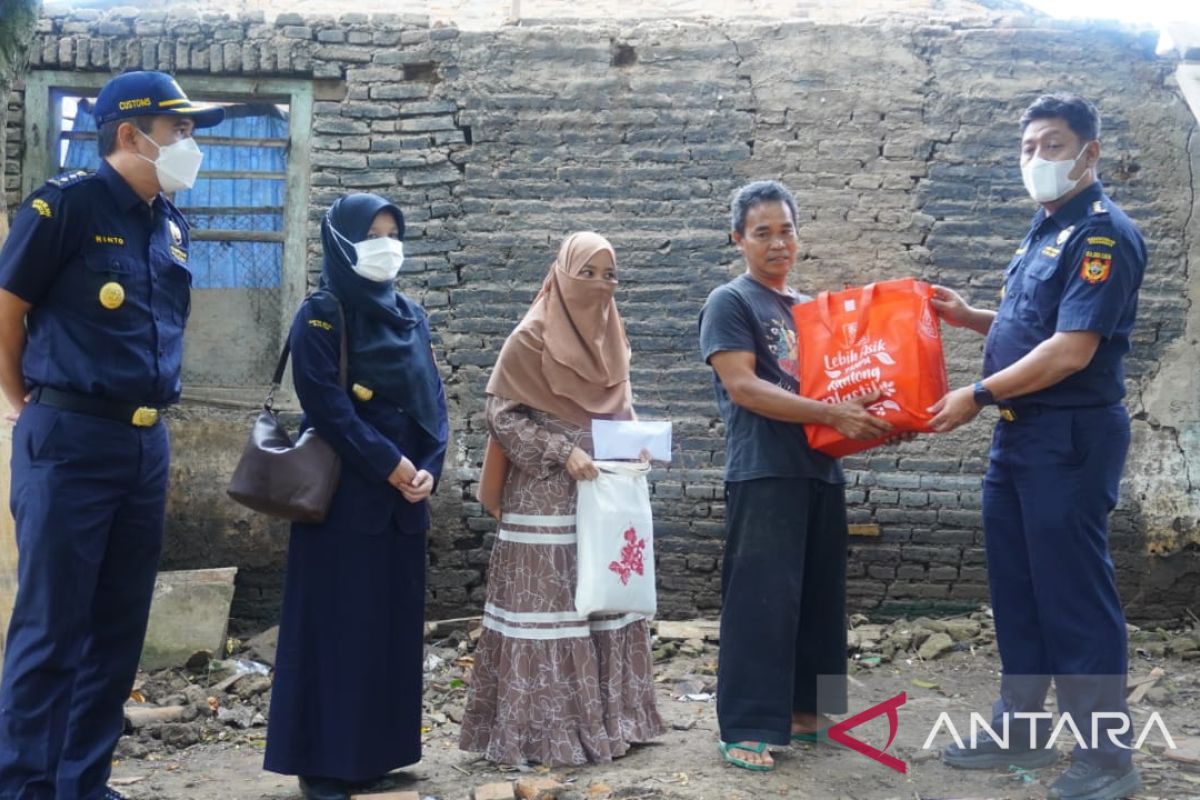 Bea Cukai Banten salurkan bantuan bagi warga terdampak banjir