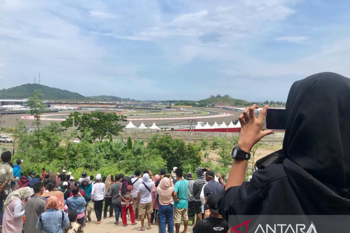 Nonton MotoGP Mandalika dari punggung bukit berteman panas dan hujan