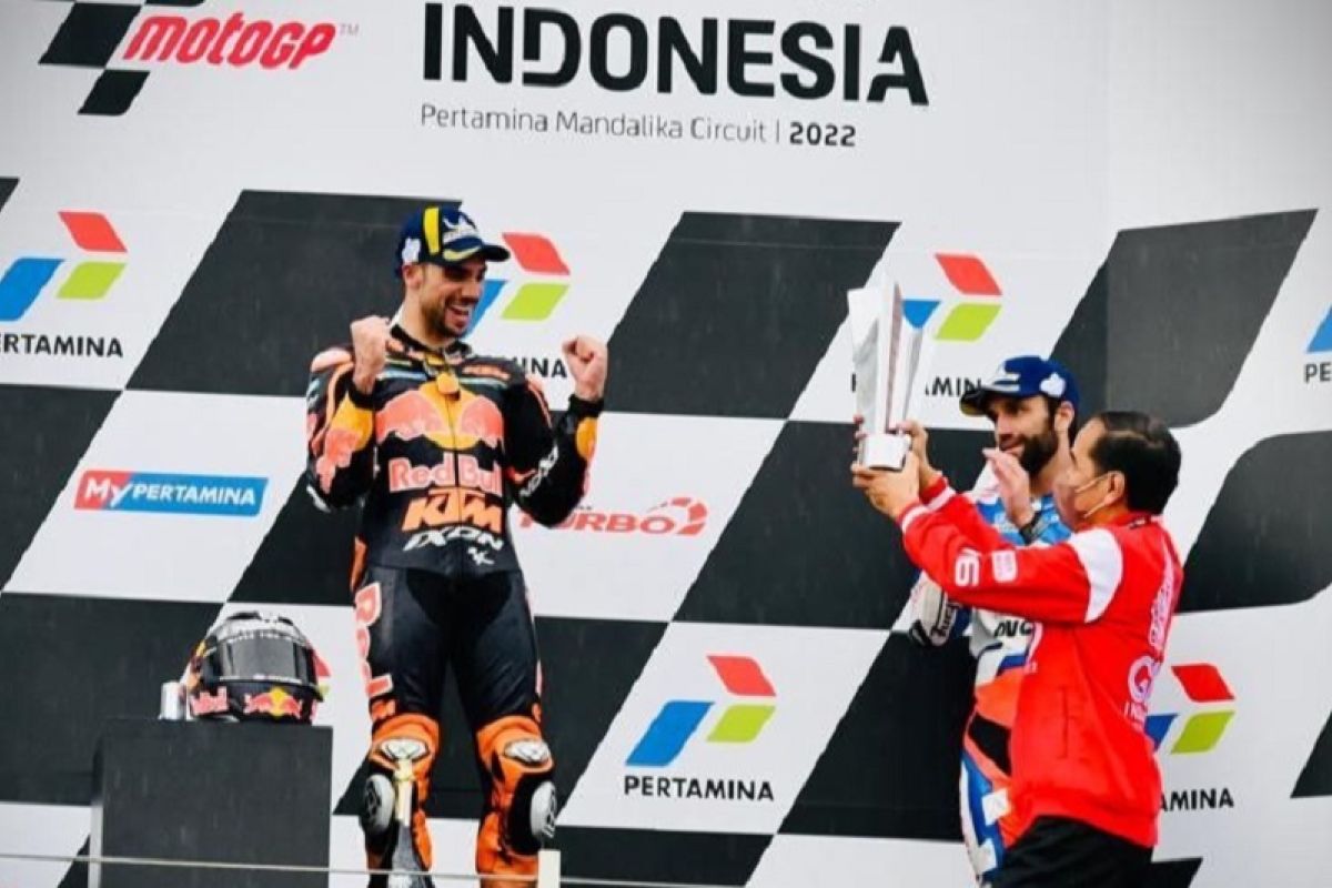Presiden Jokowi serahkan trofi juara GP Indonesia kepada Oliveira
