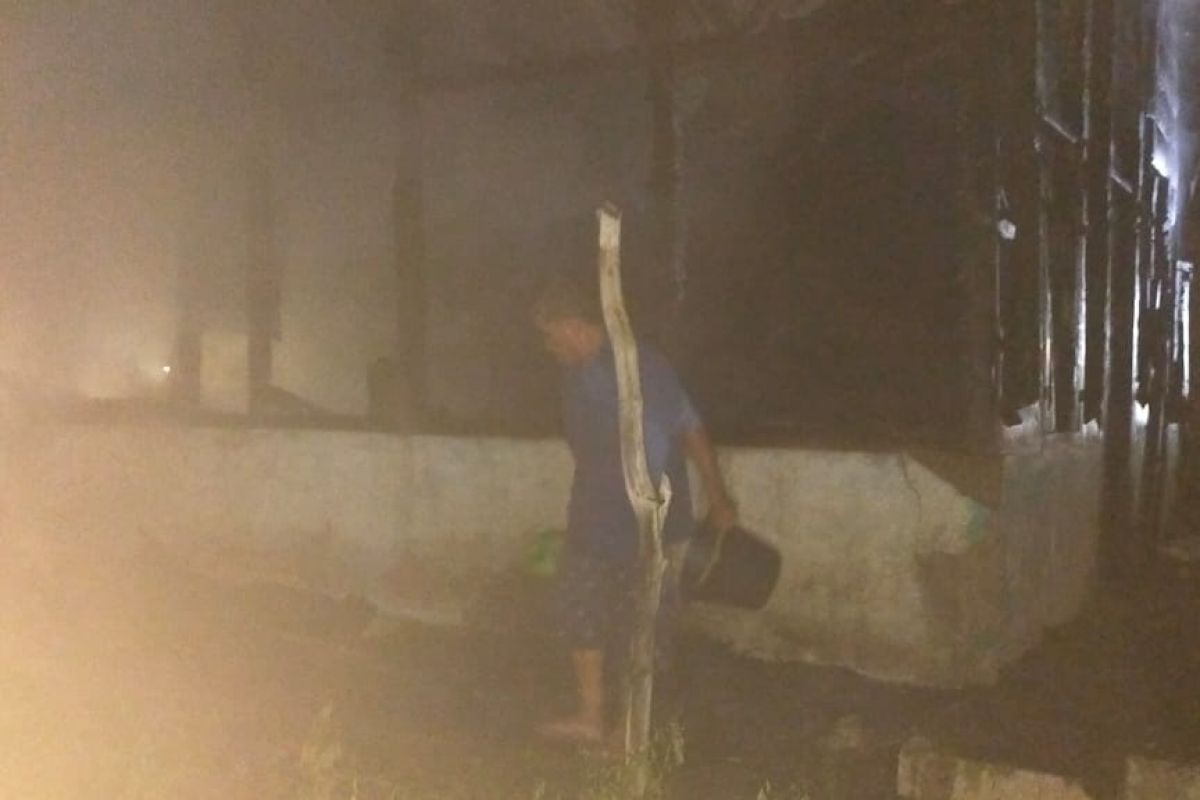 Istri di Taput kesal sama suami lalu bakar rumah