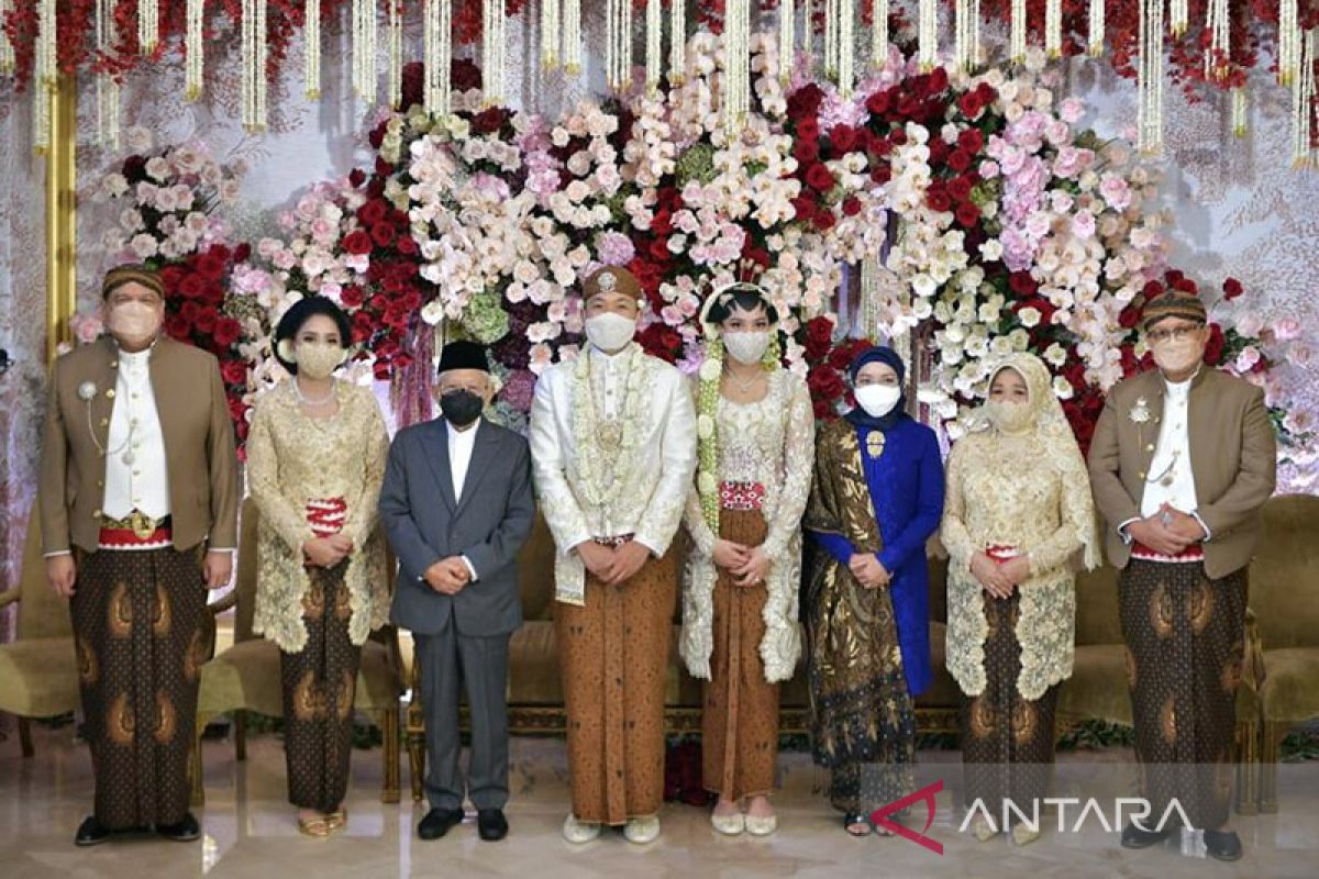Wapres hadiri pernikahan Stafsus Presiden Putri Tanjung dan Guinandra