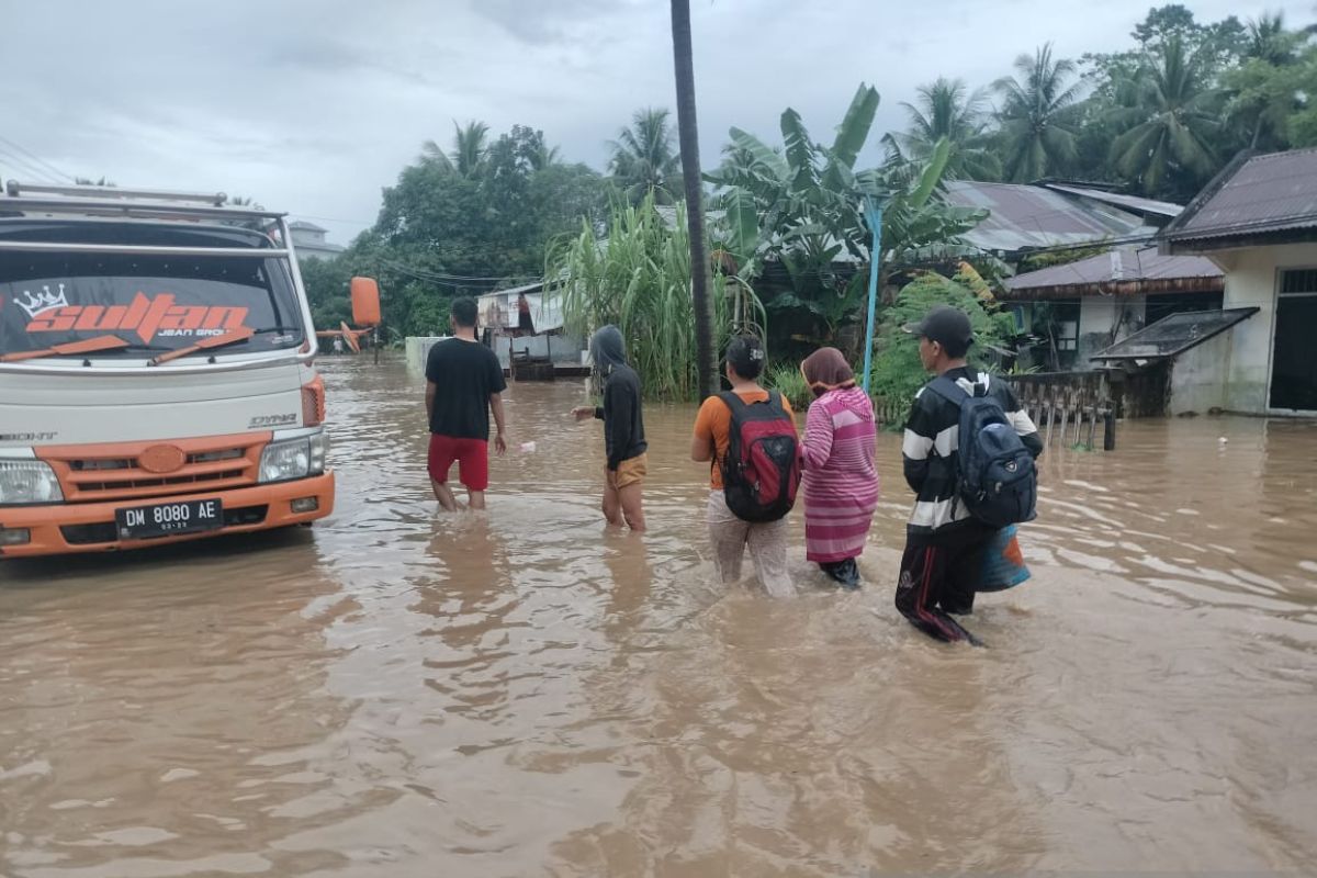 Polres Gorontalo Utara atasi kemacetan di lintas Sulawesi akibat banjir