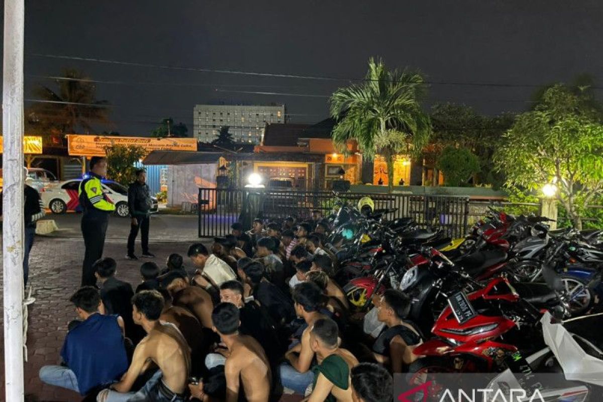 Puluhan remaja dan motor diamankan polisi saat balap liar