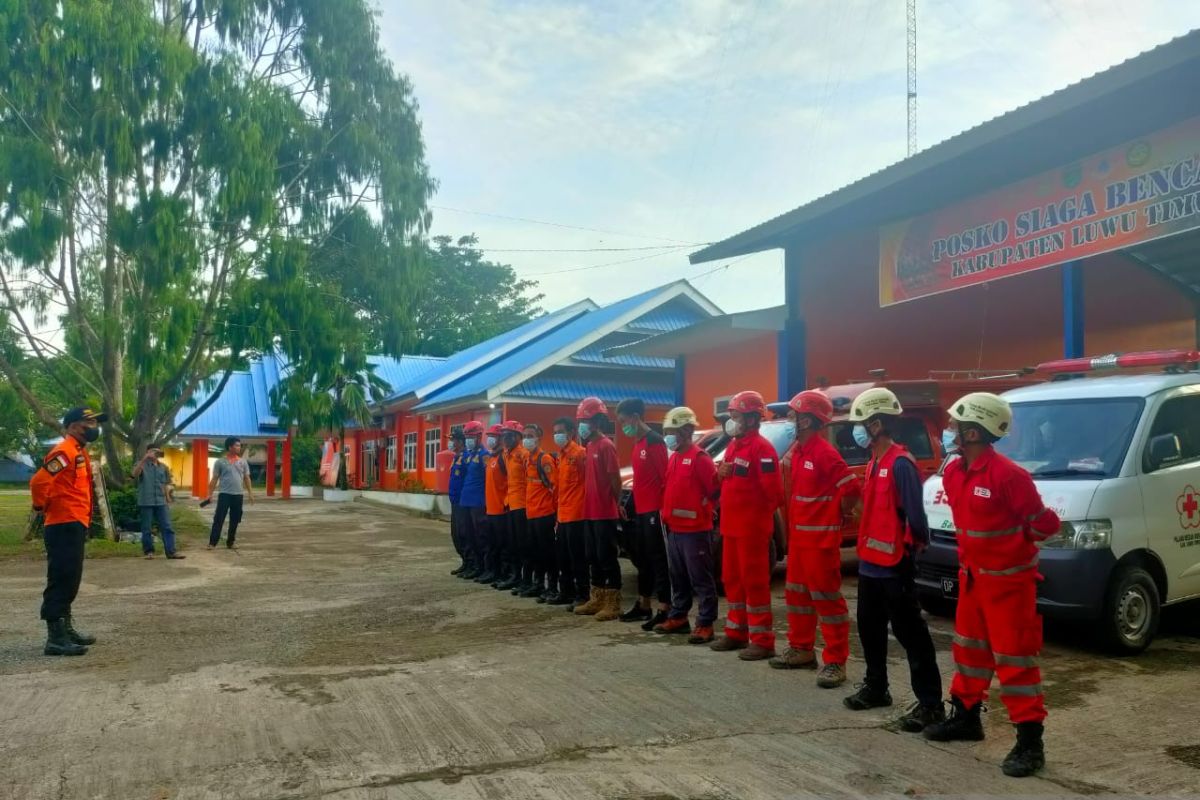 Tim Basarnas Kendari mencari petani hilang di hutan Luwu Timur