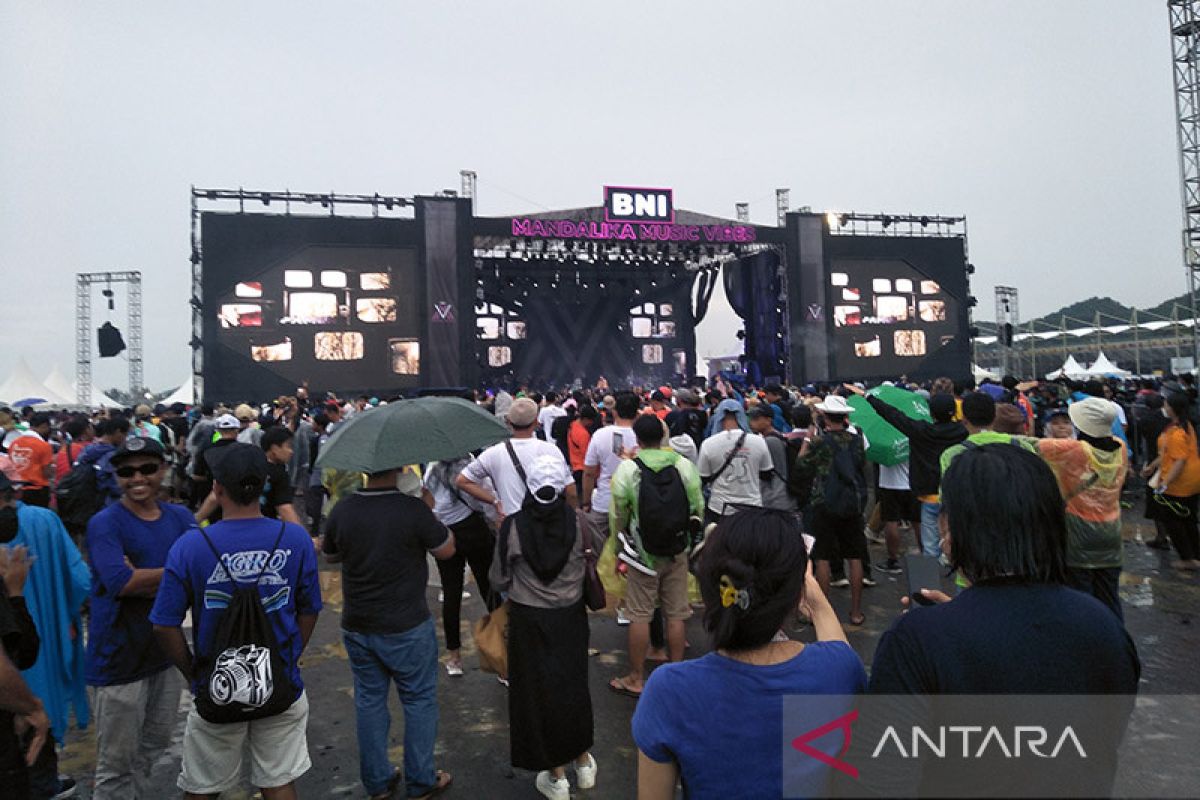 Usai nonton balapan MotoGP, penonton dihibur BNI Musik Vibes