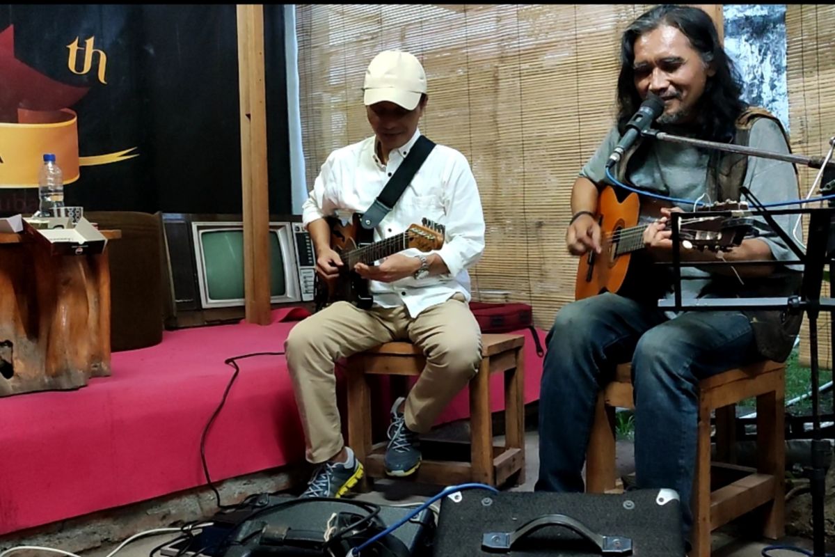 Musisi Ary Juliyant dan Suradipa ber"jamming" di Antara NTB