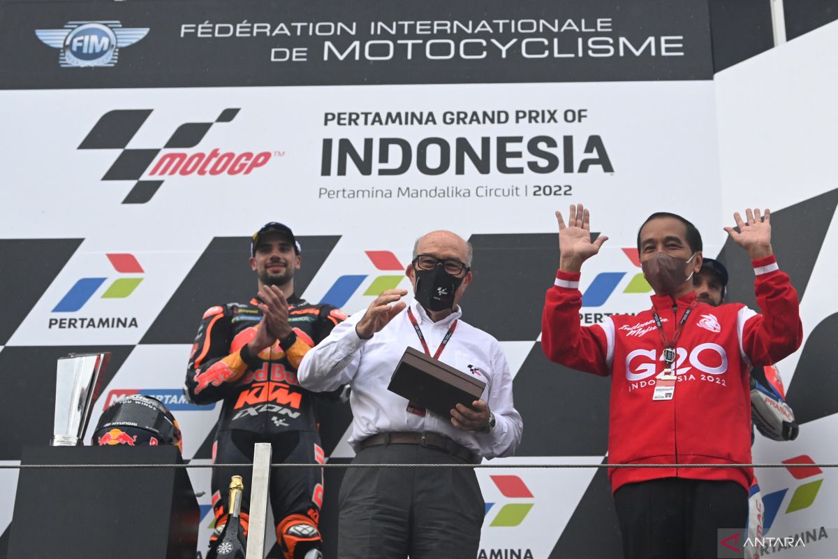 Presiden Jokowi tengok starting grid sebelum MotoGP Mandalika dimulai