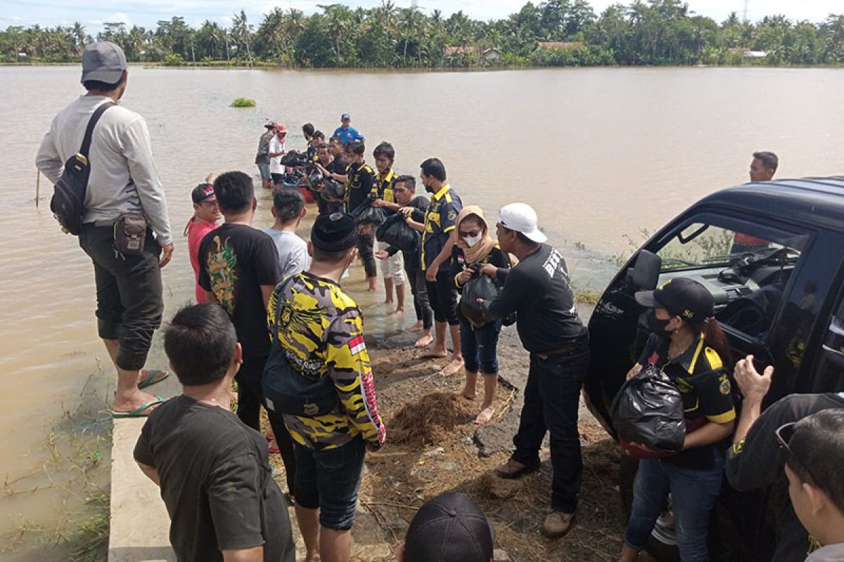 Persaudaraan Sakato Tiger Banyumas salurkan bantuan ke korban banjir