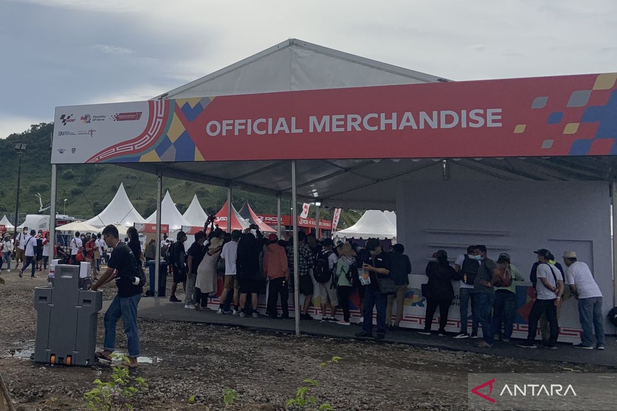 Pengunjung serbu stand merchandise MotoGP Mandalika pada Race Day