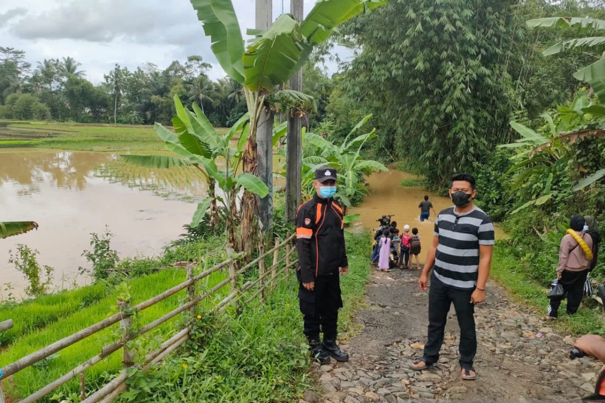 Hujan deras picu banjir dan longsor di wilayah selatan Kabupaten Sukabumi