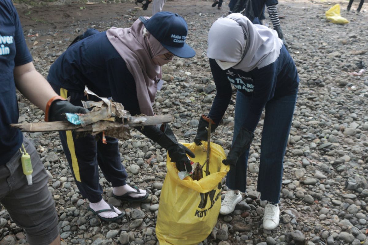 Sociolla gelar River Clean Up Project bersama Greeneration Foundation