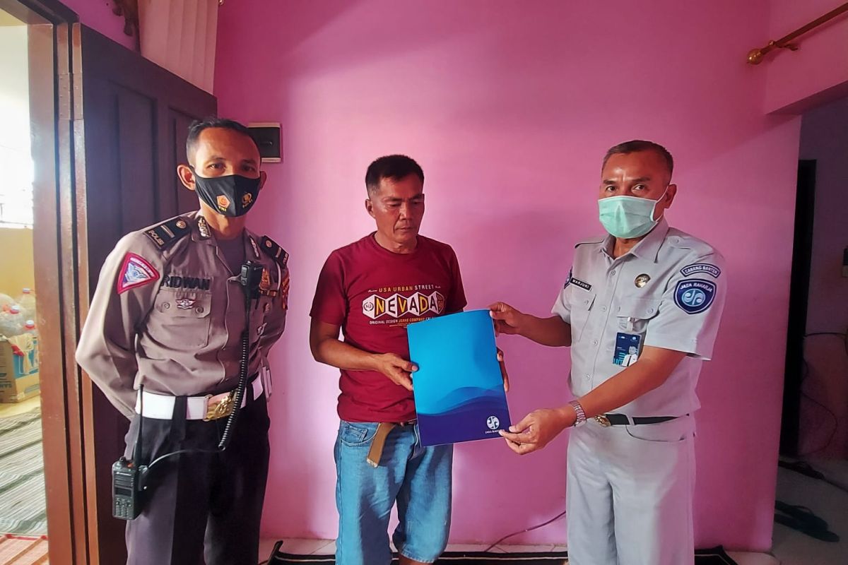Anggota Polres Pandeglang alami kecelakaan Lalin, Jasa Raharja Banten serahkan santunan