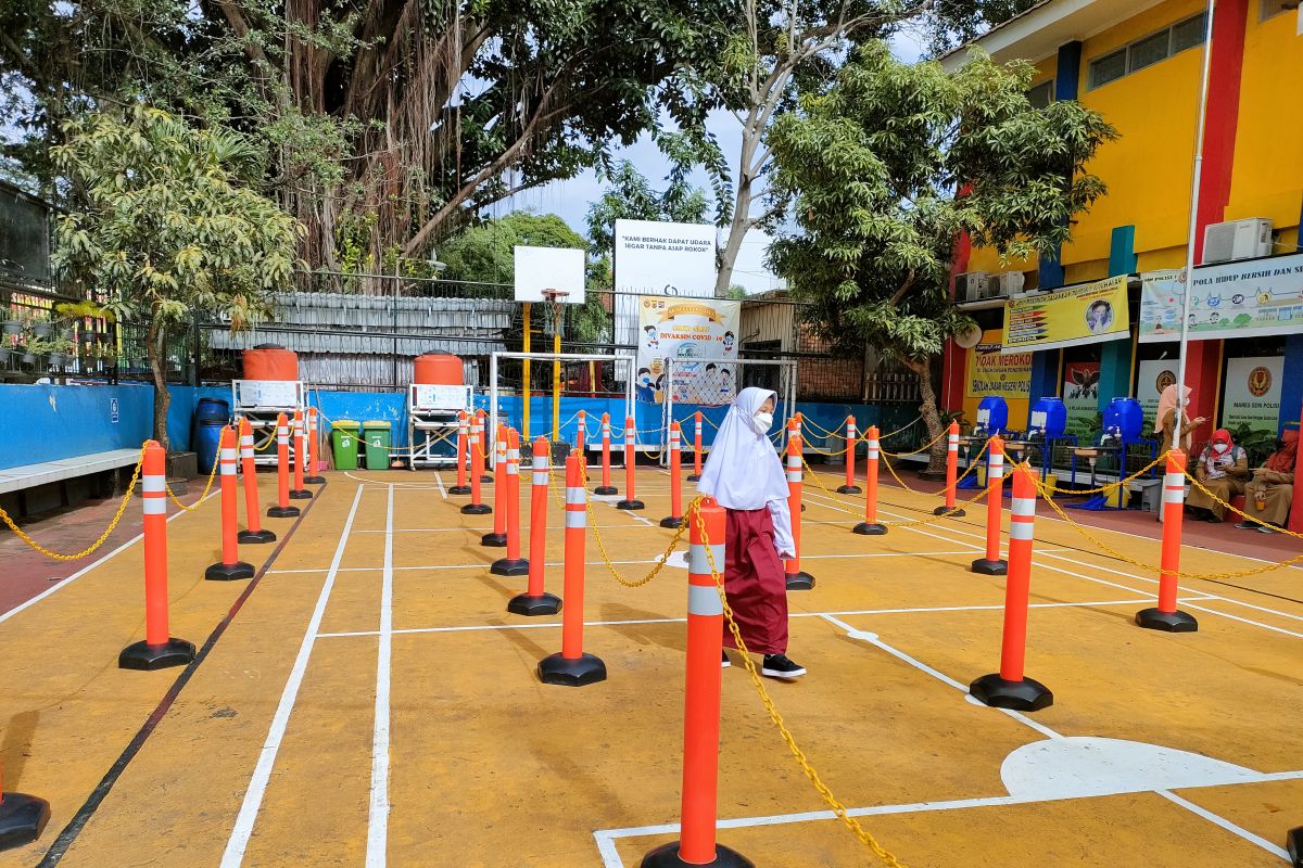 PTM terbatas saat yang ditunggu siswa kelas I - III SD di Kota Bogor