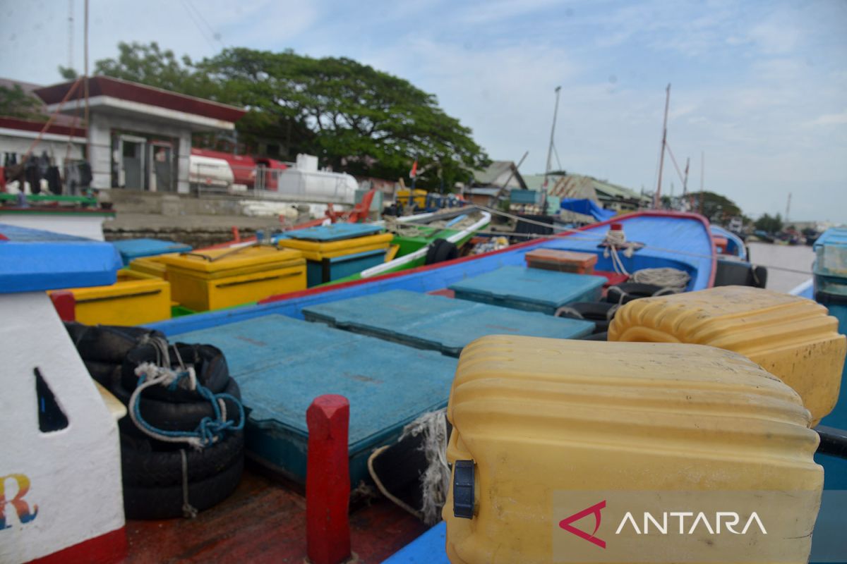 Kapal nelayan antre solar di Pelabuhan Lampulo