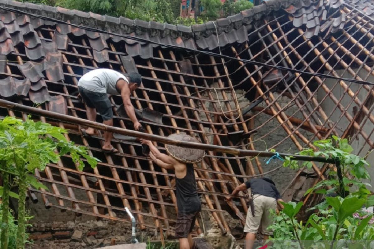 Angin kencang dan hujan deras terjang Palabuhanratu Sukabumi satu rumah ambruk