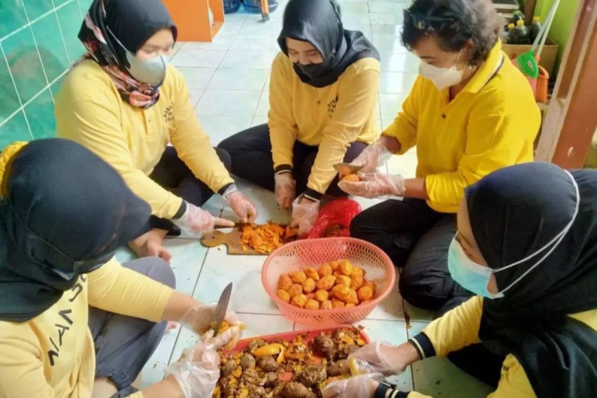 PKK Kelurahan Cilangkap berdayakan ekonomi melalui produksi jamu