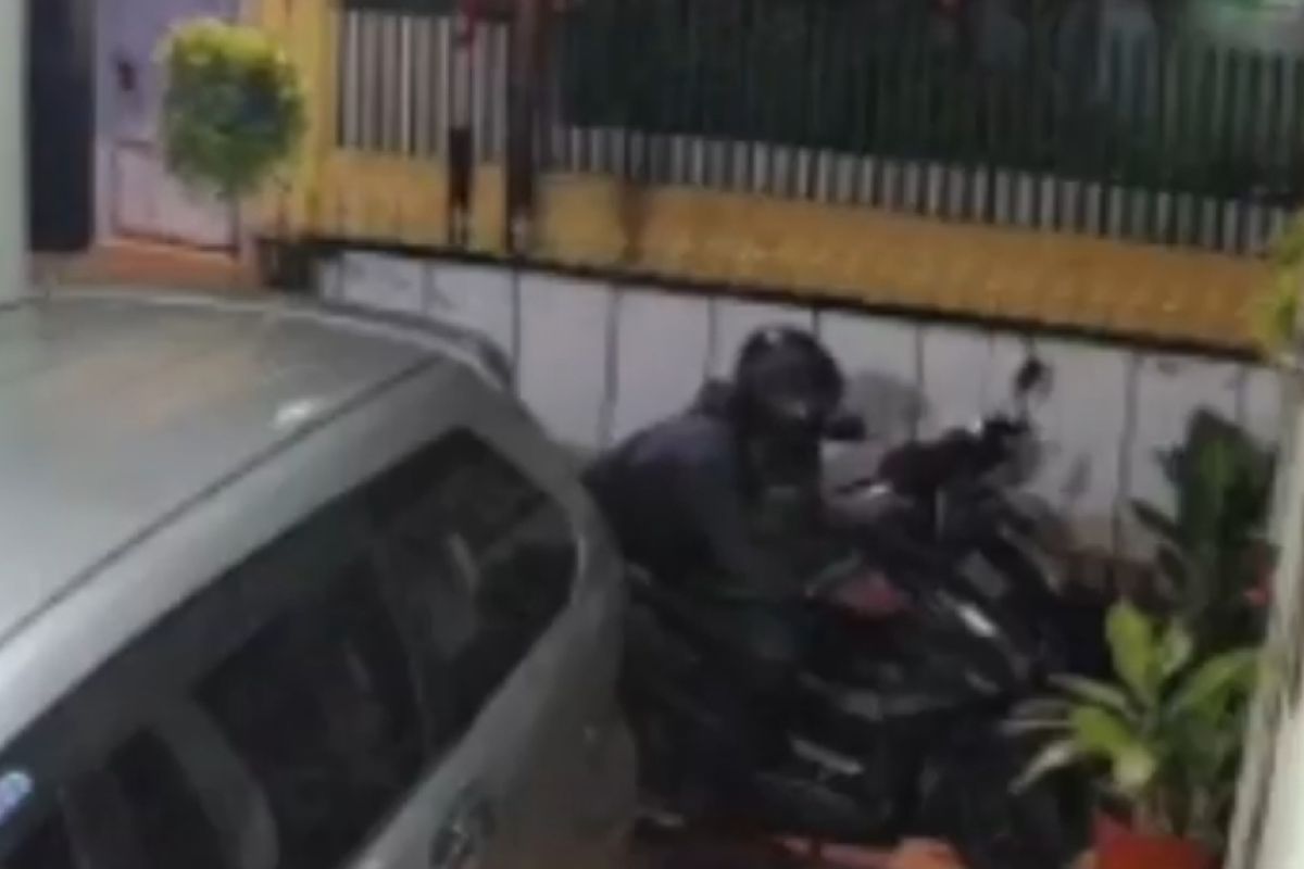 Rumah warga di Pulogadung disatroni maling motor