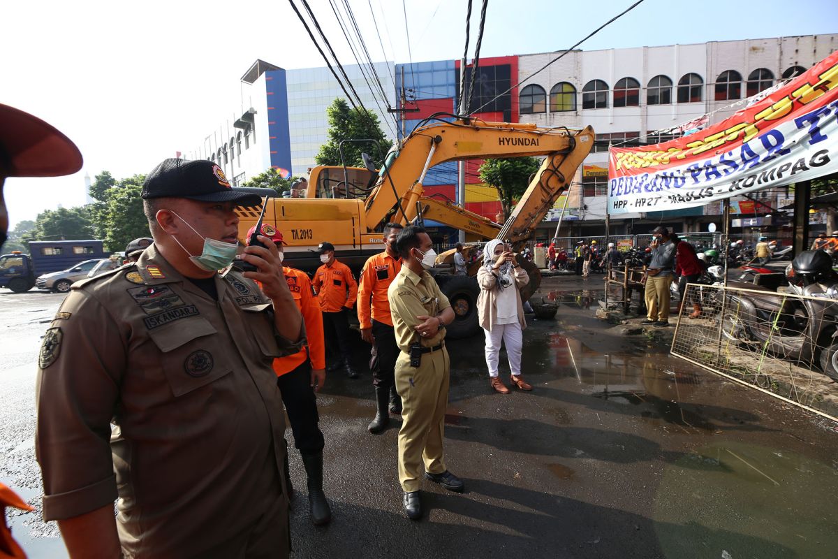 TPS pedagang Pasar Turi Surabaya dibongkar