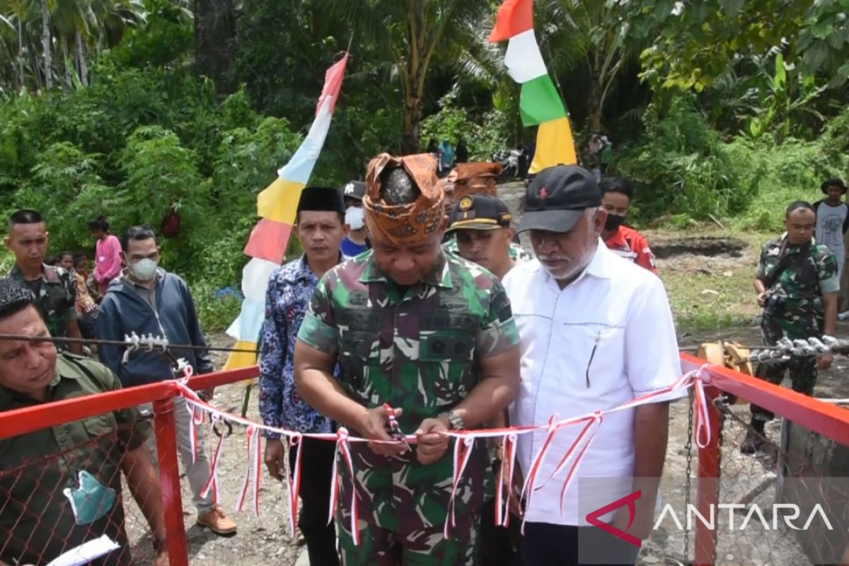 Korem 151/Binaya sudah bangun lima jembatan gantung di Maluku, jawab keterisolasian