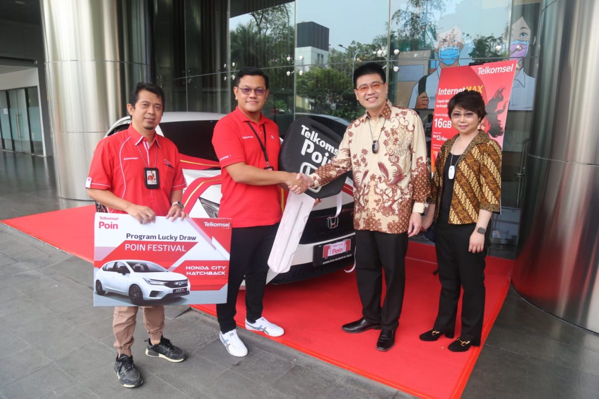 Dosen PTS Surabaya raih Honda City dari Telkomsel