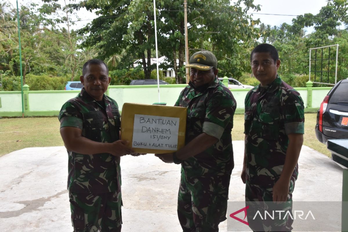 Danrem 151/Binaiya bantu alat tulis bagi anak di pedalaman Pulau Buru, wujudkan kepedulian anak negeri