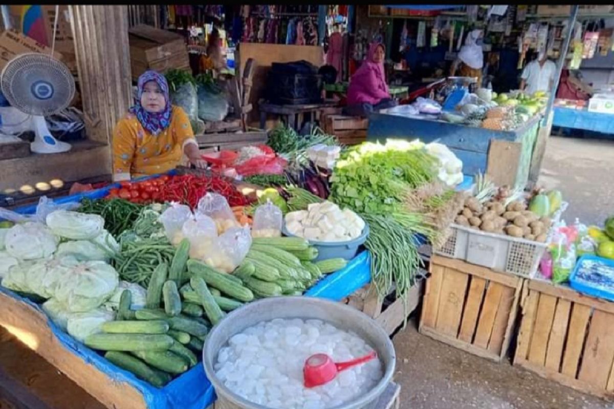 Pemantauan harga sembako di Pasar Kramat Tinggi Muarabulian jelang bulan ramadan