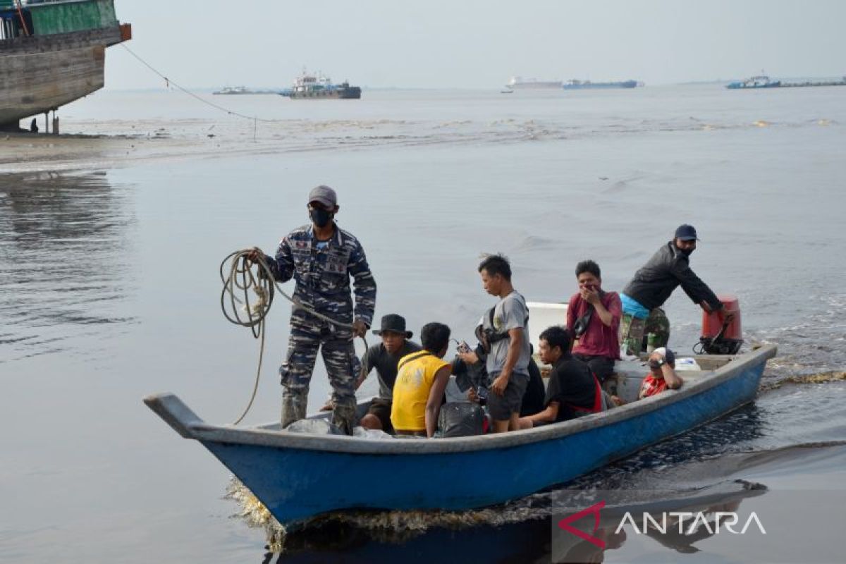 Naval officers foil smuggling of migrant workers to Malaysia in Dumai