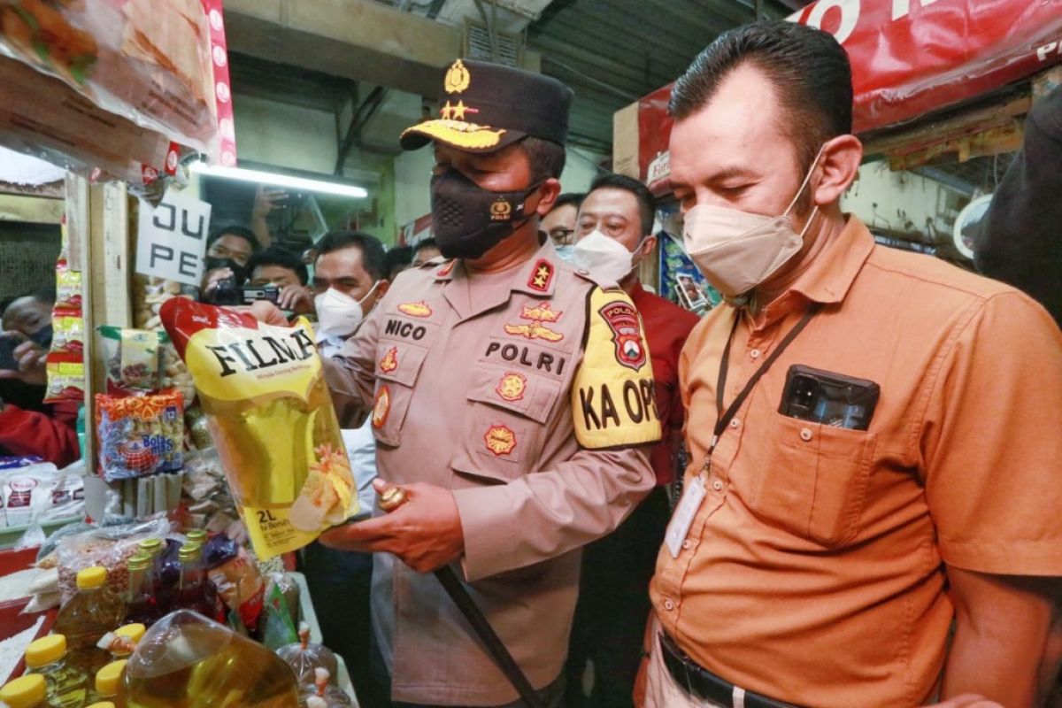 Kapolda Jatim cek ketersediaan minyak goreng di Pasar Wonokromo Surabaya