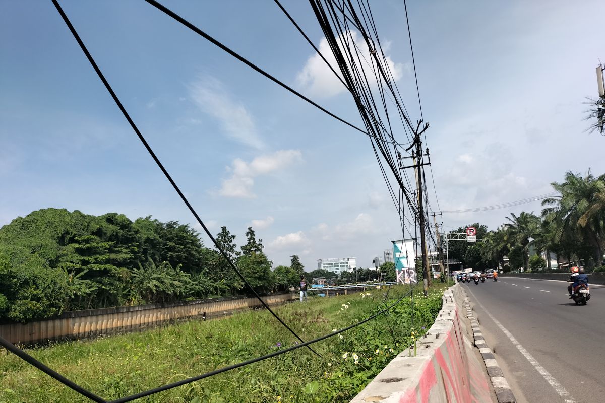 Pemkot Jakbar siap benahi kabel optik menjuntai ke tanah di Kalideres