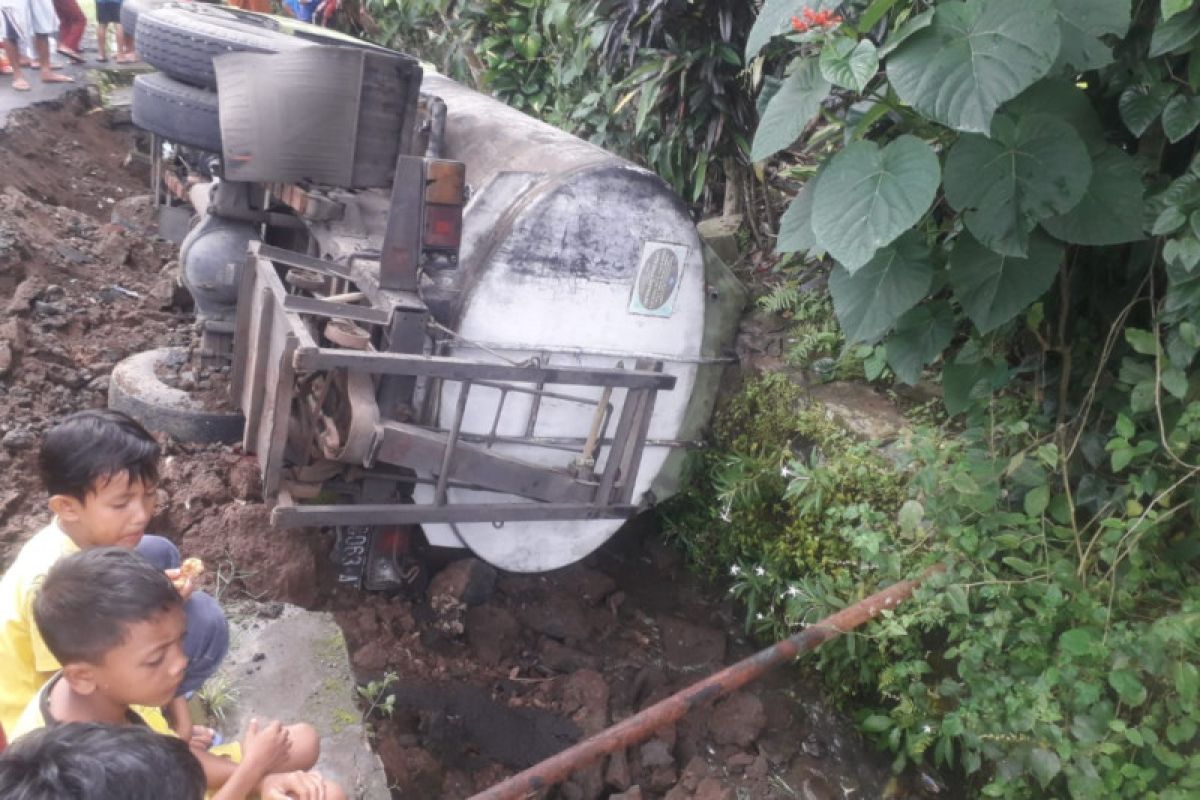 Mobil minyak goreng terguling di Lombok Tengah