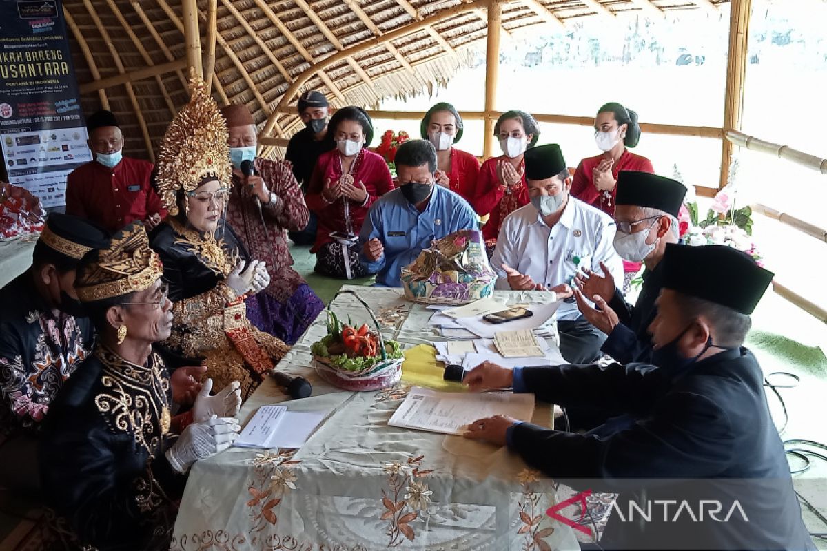 Empat pasang manten nikah bareng dengan mahar Ingkung Jawa