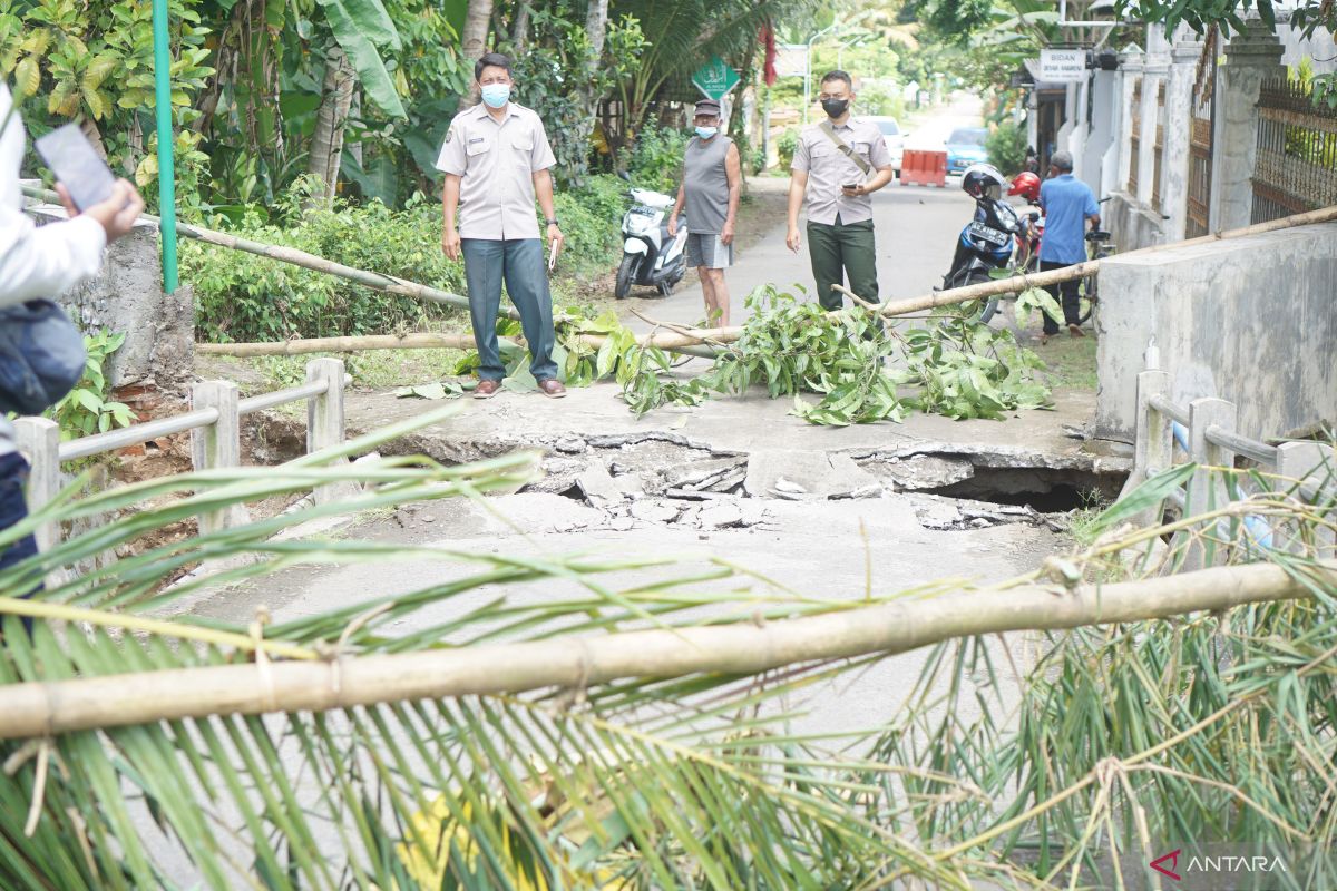 Jembatan penghubung desa di Trenggalek ambrol karena fondasi tergerus