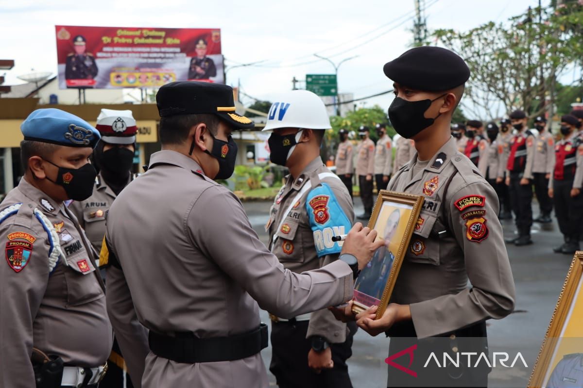 Terlibat kriminal dan langgar disiplin dua personel Polri dipecat