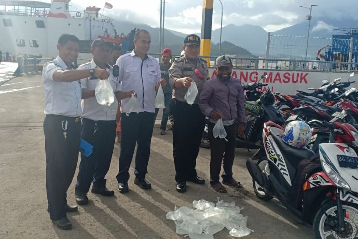 Polda Malut gagalkan penyelundupan ratusan miras cap tikus dari Manado