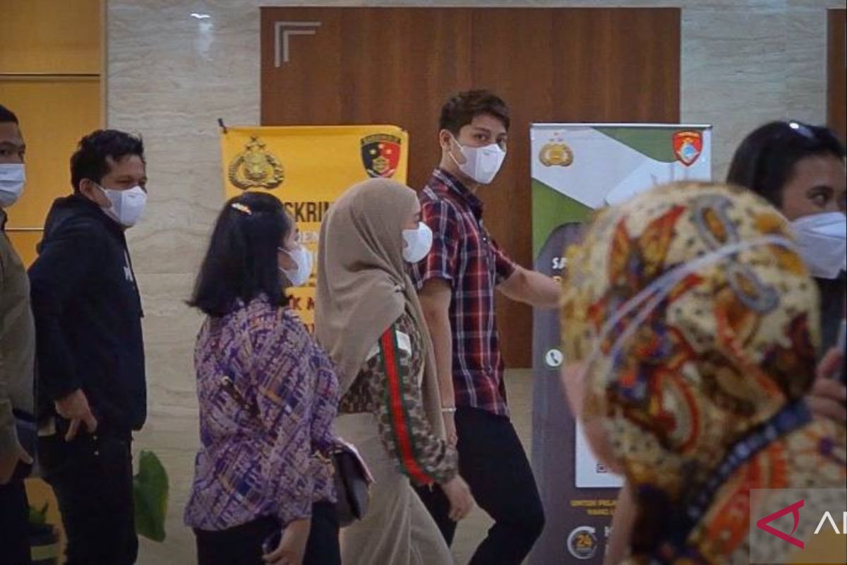 Rizky Billar didampingi Lesti Kejora memenuhi panggilan penyidik Polri