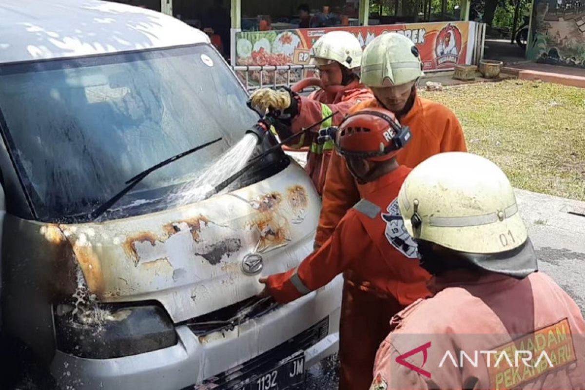Sebuah mobil di Pekanbaru terbakar usai pasang GPS