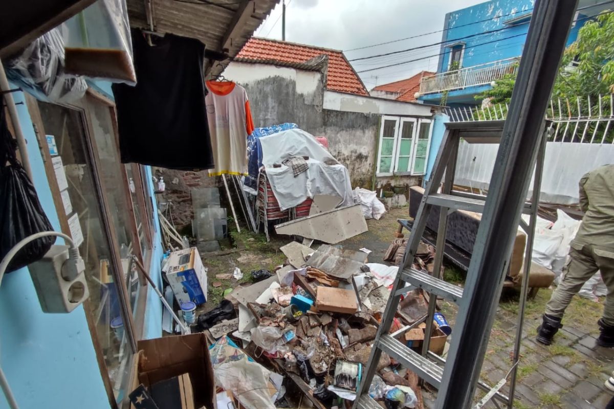 Pemkot Surabaya tangani rumah ambruk diterpa angin kencang