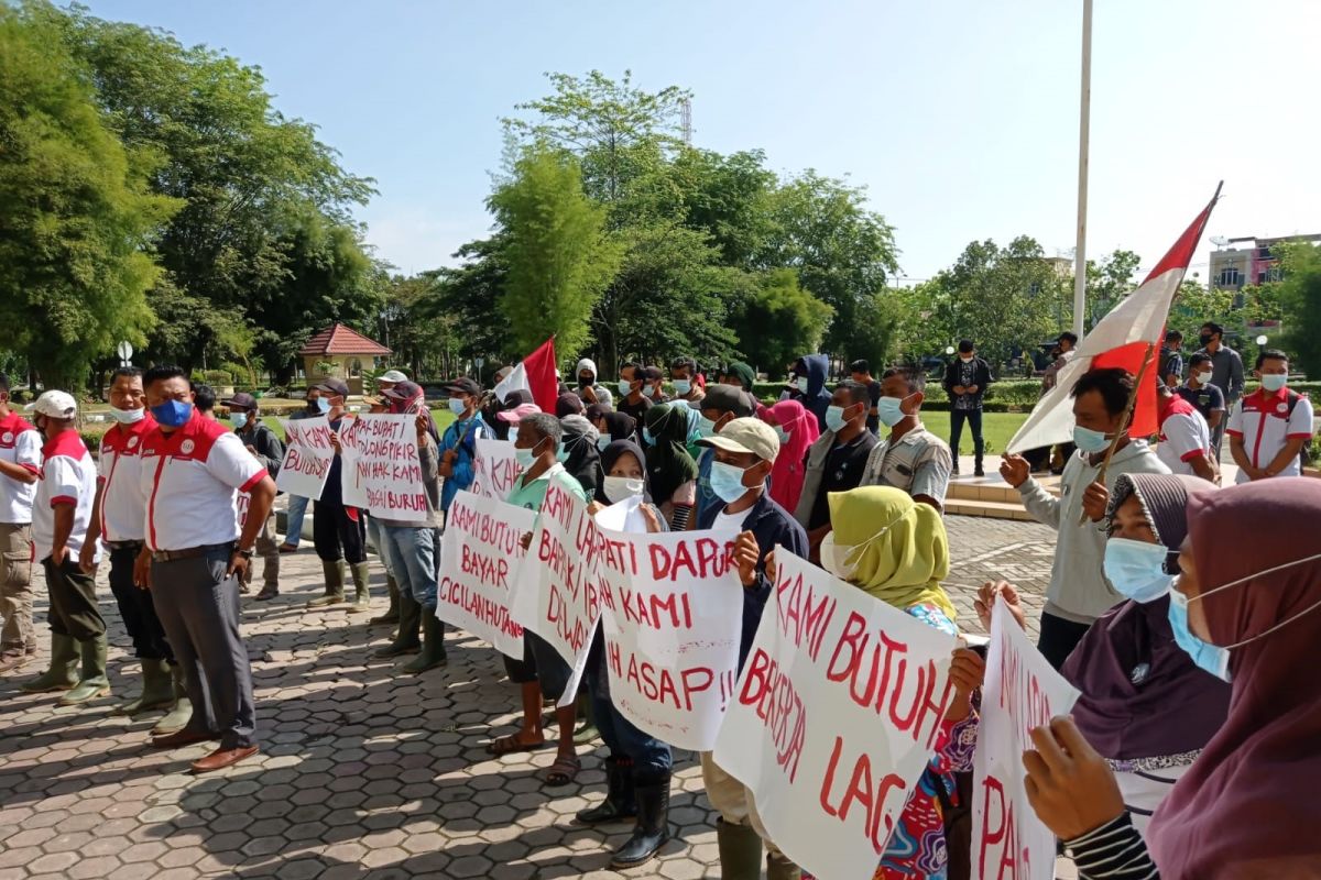 Karyawan perkebunan gelar demo tandingan bela perusahaan di Aceh Tamiang