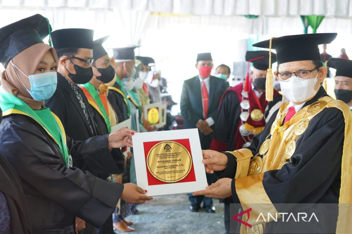 UIN Datokarama Palu  beri penghargaan kepada lima wisudawan berprestasi