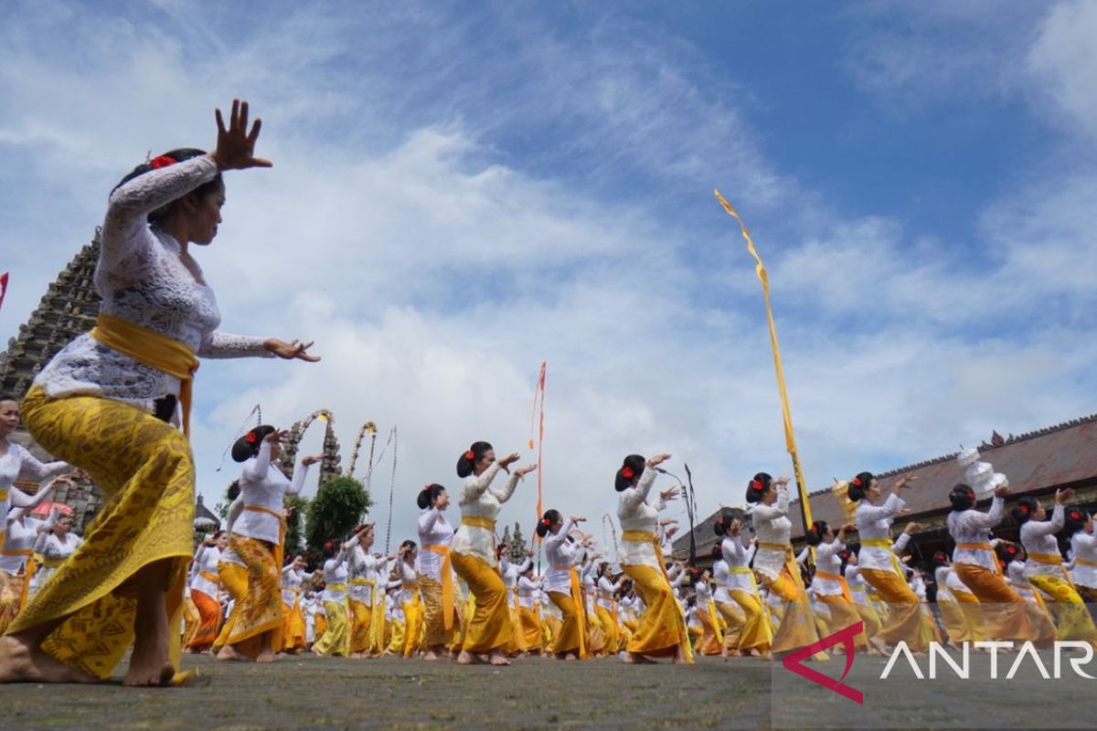 300 penari tampil di Pura Ulun Danu Batur