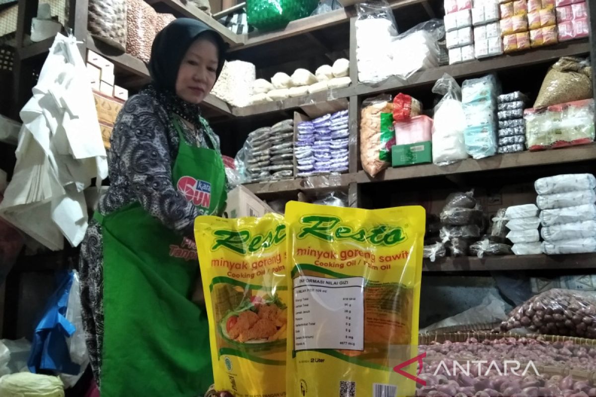 Pedagang di Kudus masih kesulitan mendapatkan pasokan minyak goreng