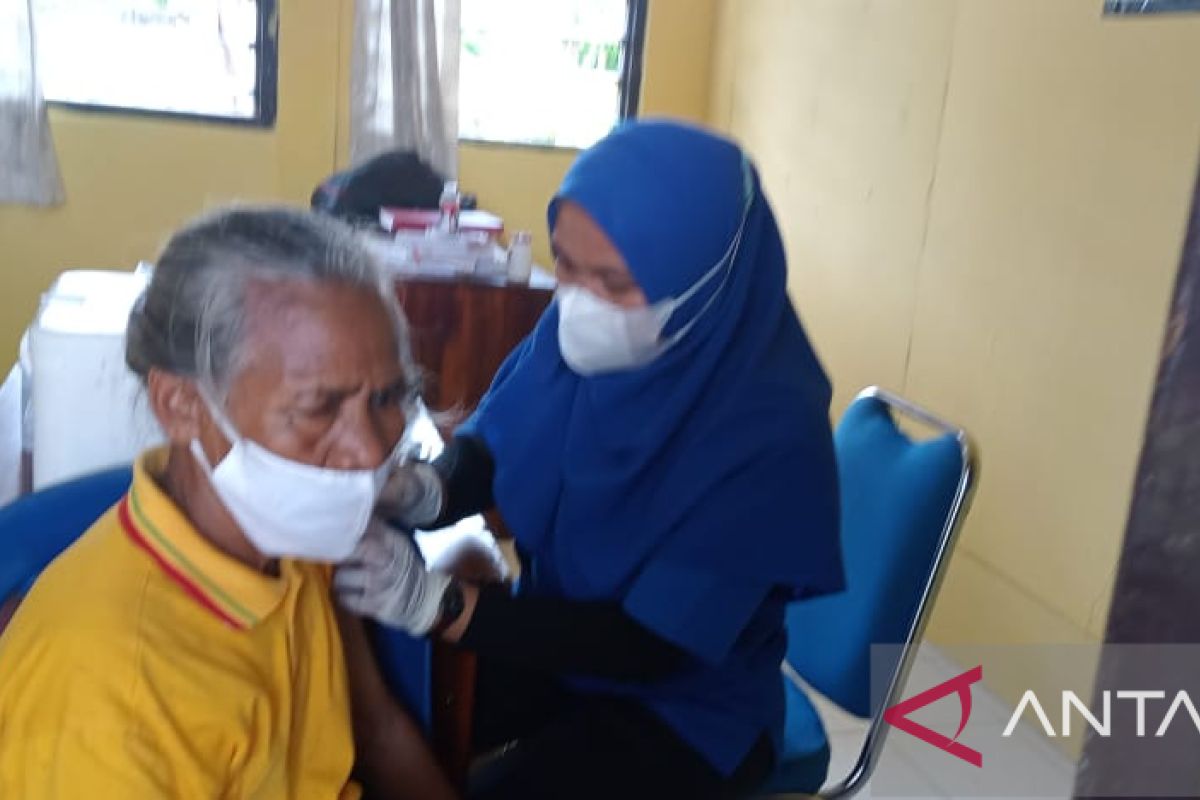 Polres Kupang dampingi masyarakat lakukan vaksinasi COVID-19