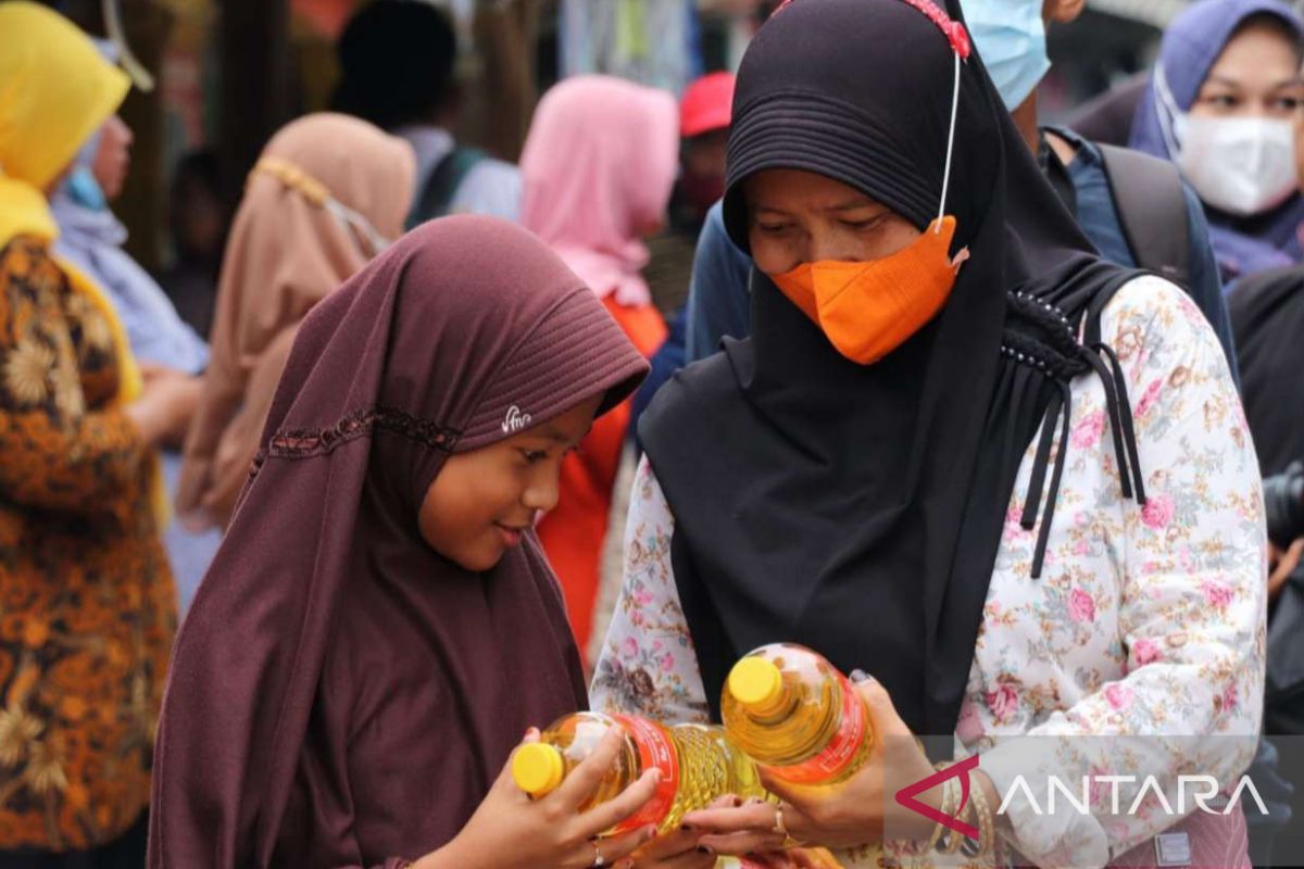 Forum UMKM Cibarusah Bekasi distribusikan minyak goreng murah seharga Rp14.500 per liter