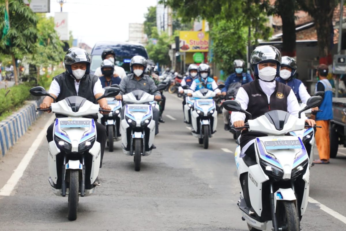 East Java encourages use of electric vehicles, induction cookers