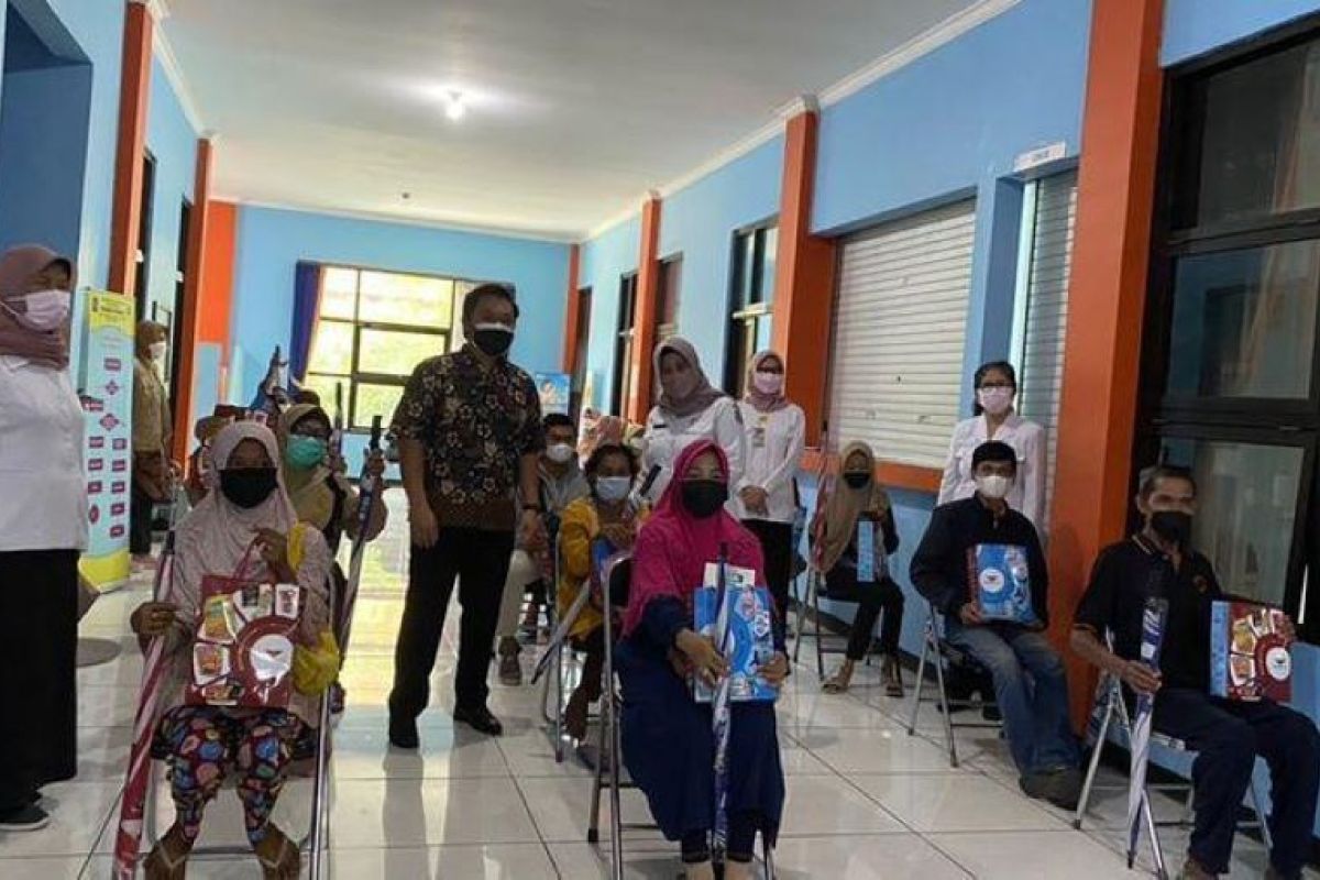 Yayasan Wings Peduli donasi paket kebersihan untuk penyintas TBC di Surabaya