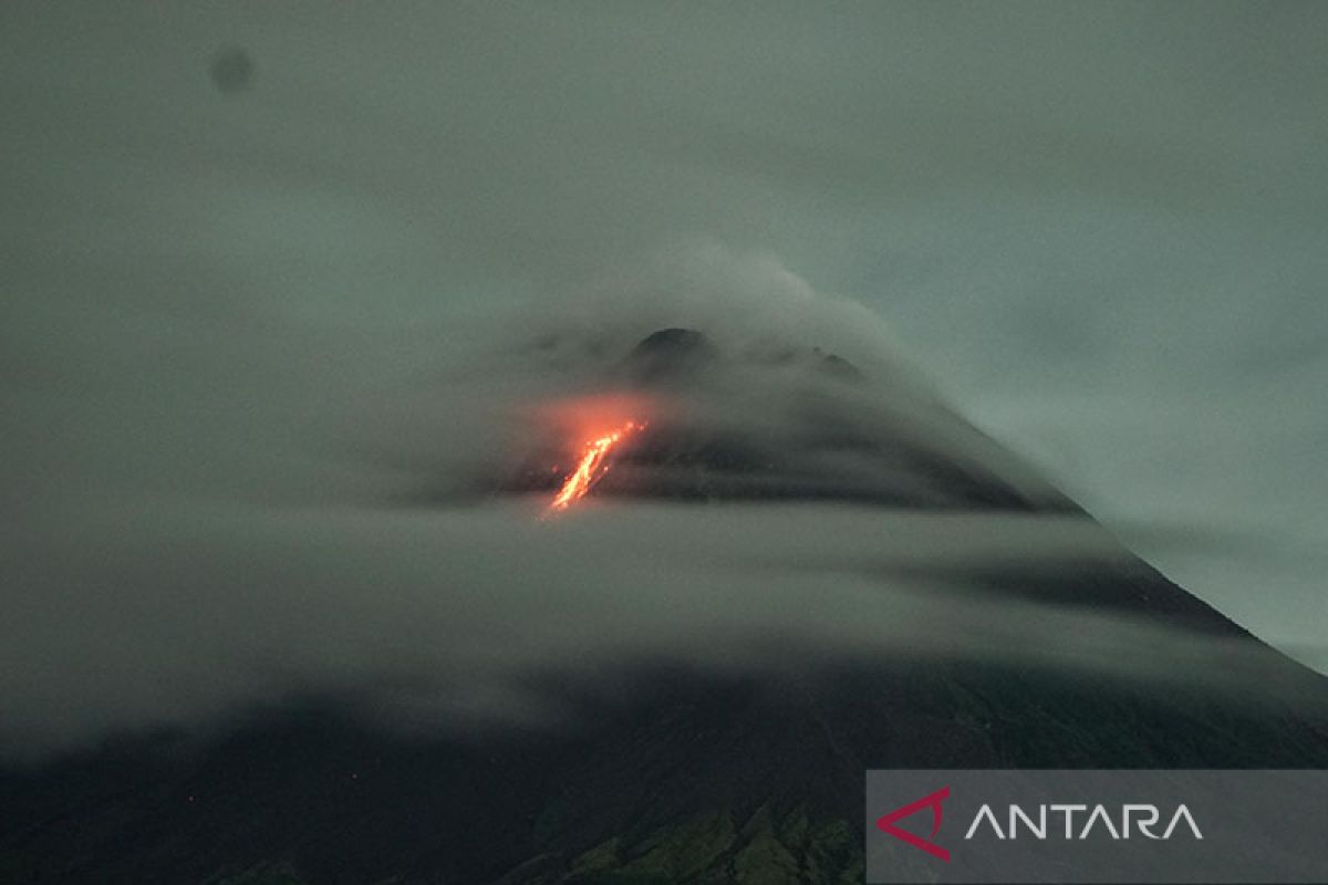 Gunung Merapi 10 kali luncurkan lava pijar